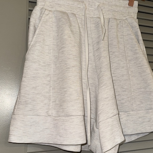 NWOT Varley Alder High-Rise Shorts 5.5” Double Soft Ivory Mark Sz XS - Picture 3 of 6
